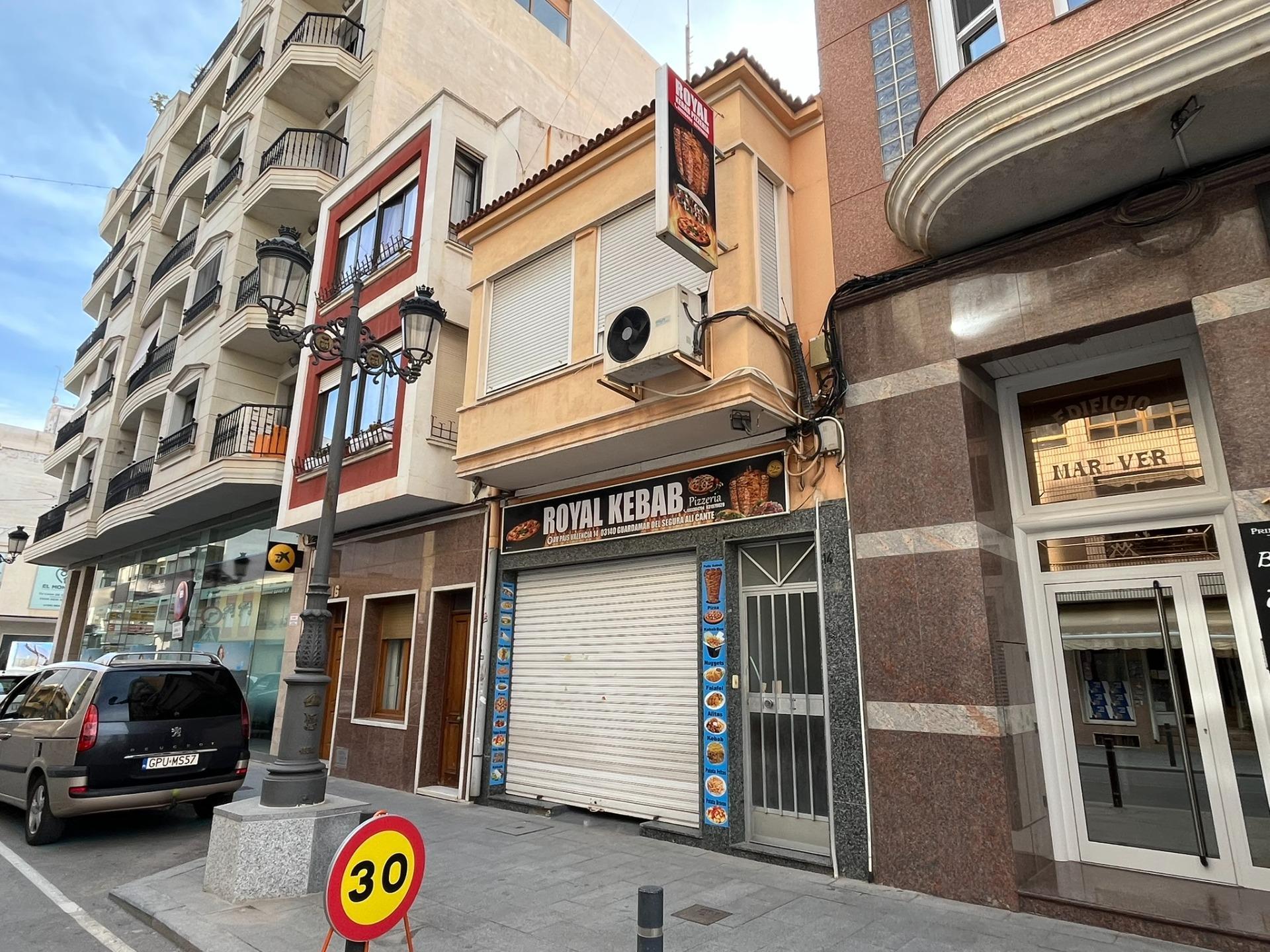 Local comercial con vivienda en el corazón de Guardamar del Segura