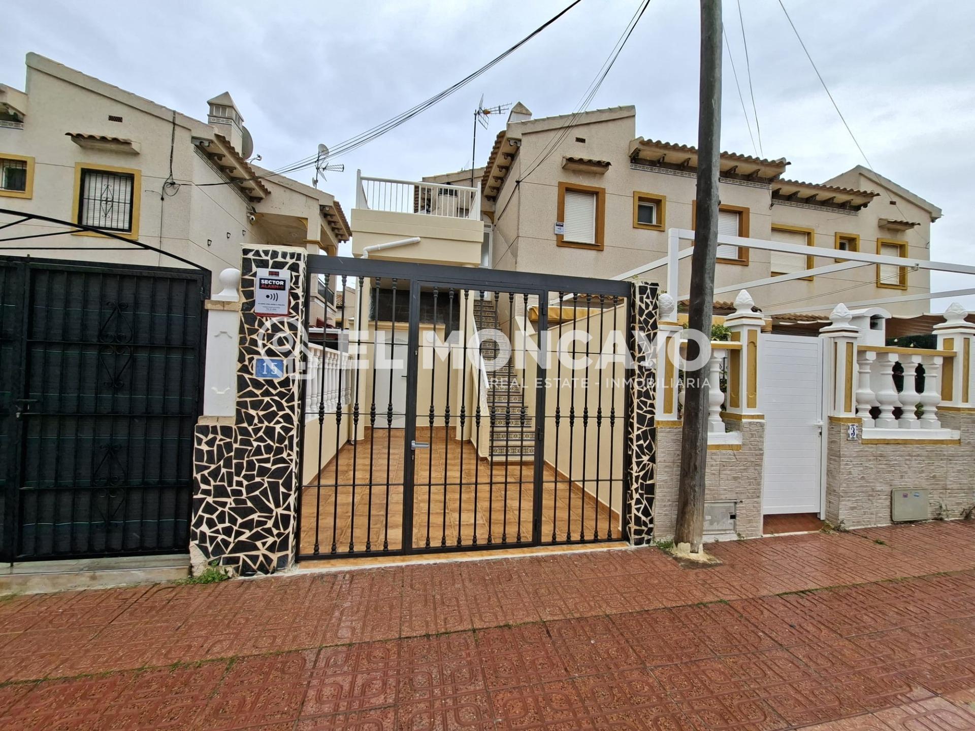 Fantástica vivienda semiadosada con terraza cerca de las playas de Punta Prima en Orihuela Costa, Alicante, Costa Blanca