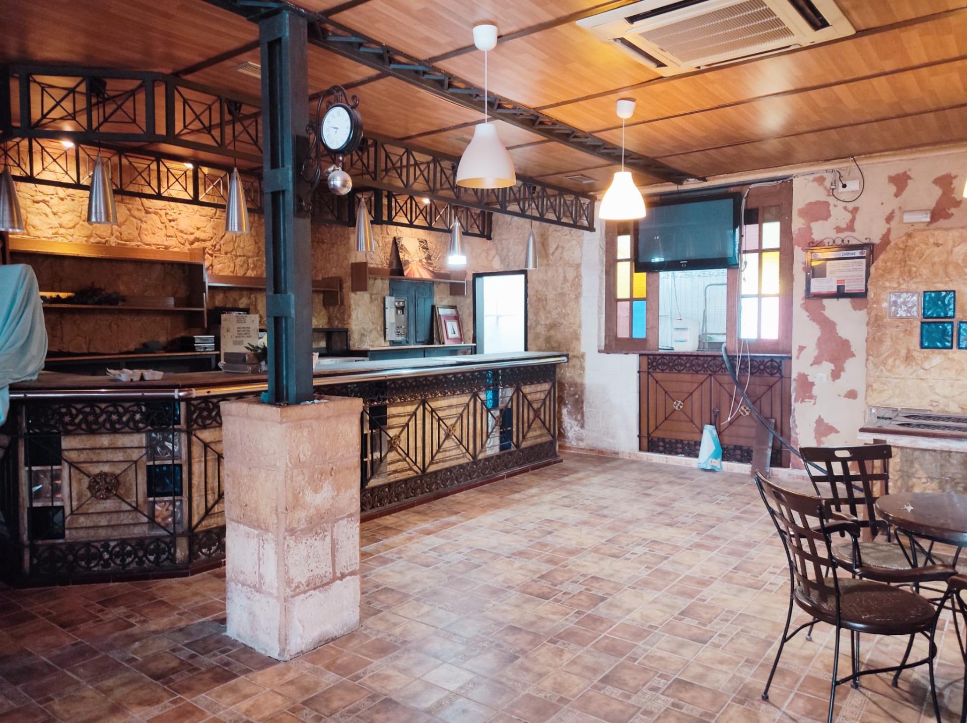 Fantástico local comercial con garaje incluido en el centro de Dolores, Alicante
