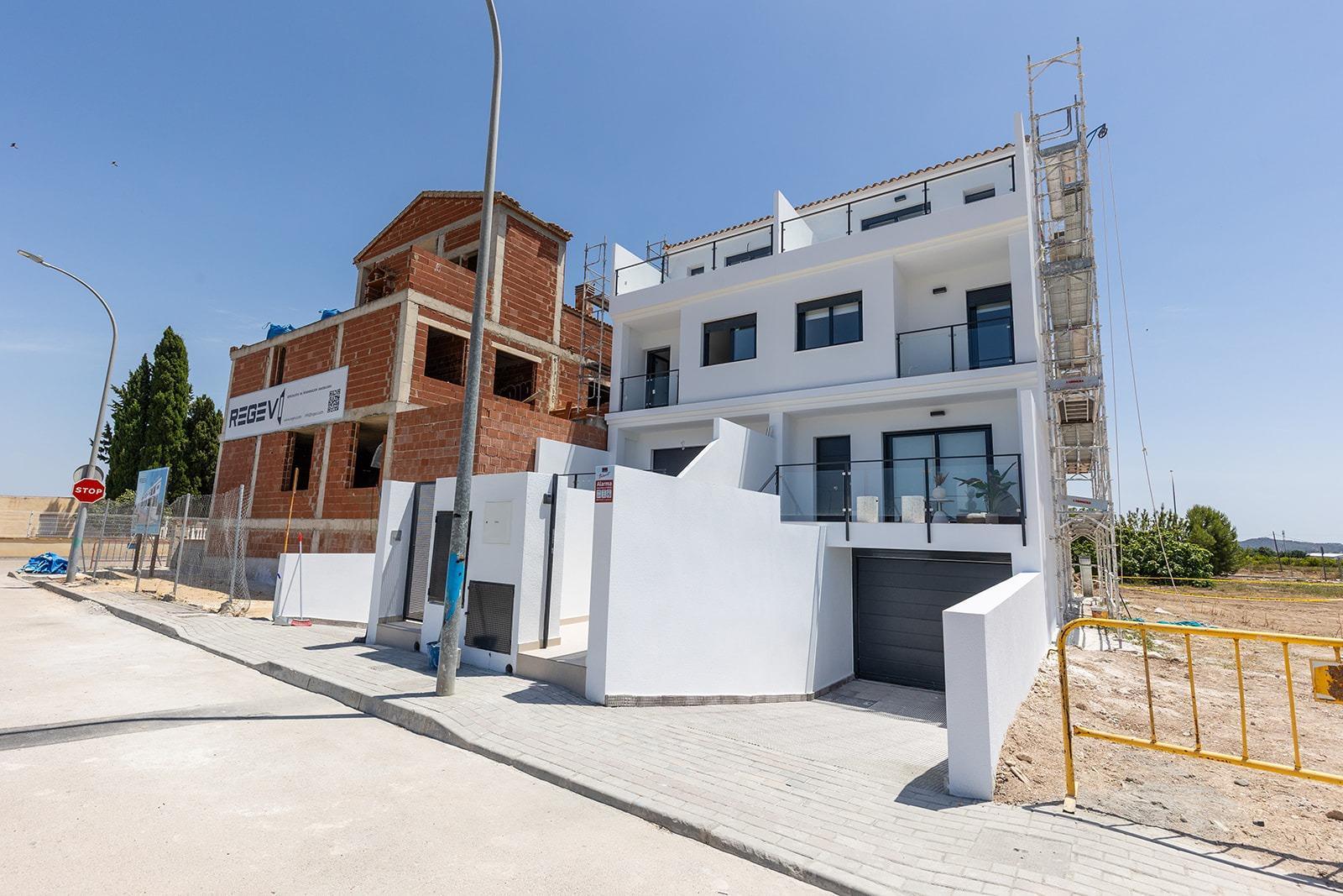 Adosados de obra nueva con 4 dormitorios en Rafal-Costa Blanca Sur