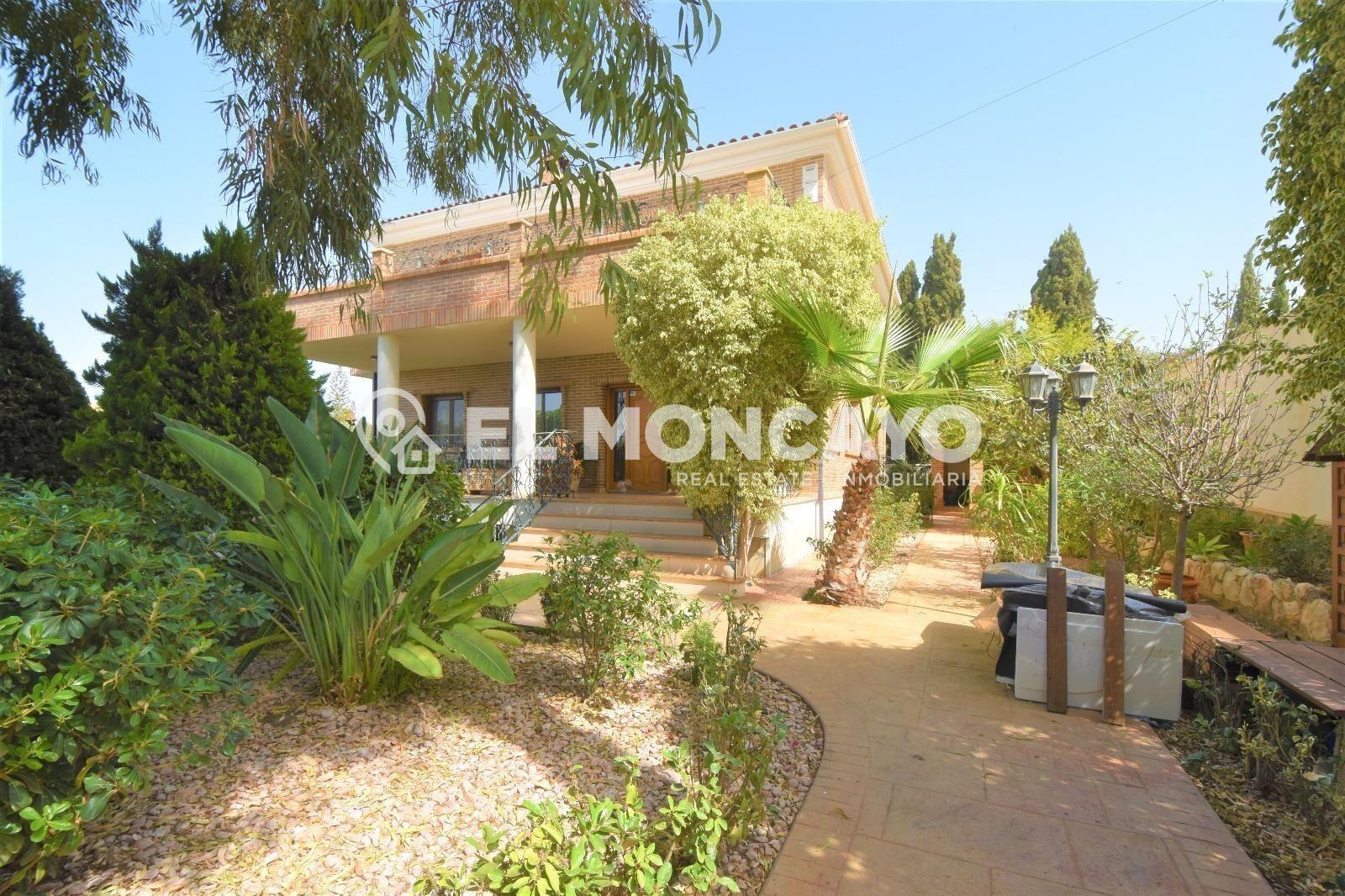 Fantástico chalet independiente con piscina privada en la exclusiva urbanización de Ciudad Quesada, Alicante