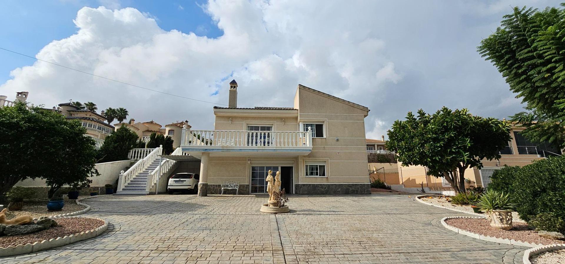 Impresionante villa independiente de 4 dormitorios con piscina y vistas panorámicas en la exclusiva zona de Algorfa.