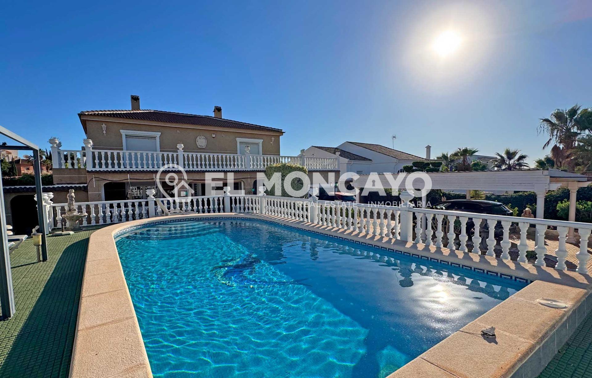 Fantástico chalet independiente con piscina privada en La Urbanización La Marina, San Fulgencio, Alicante
