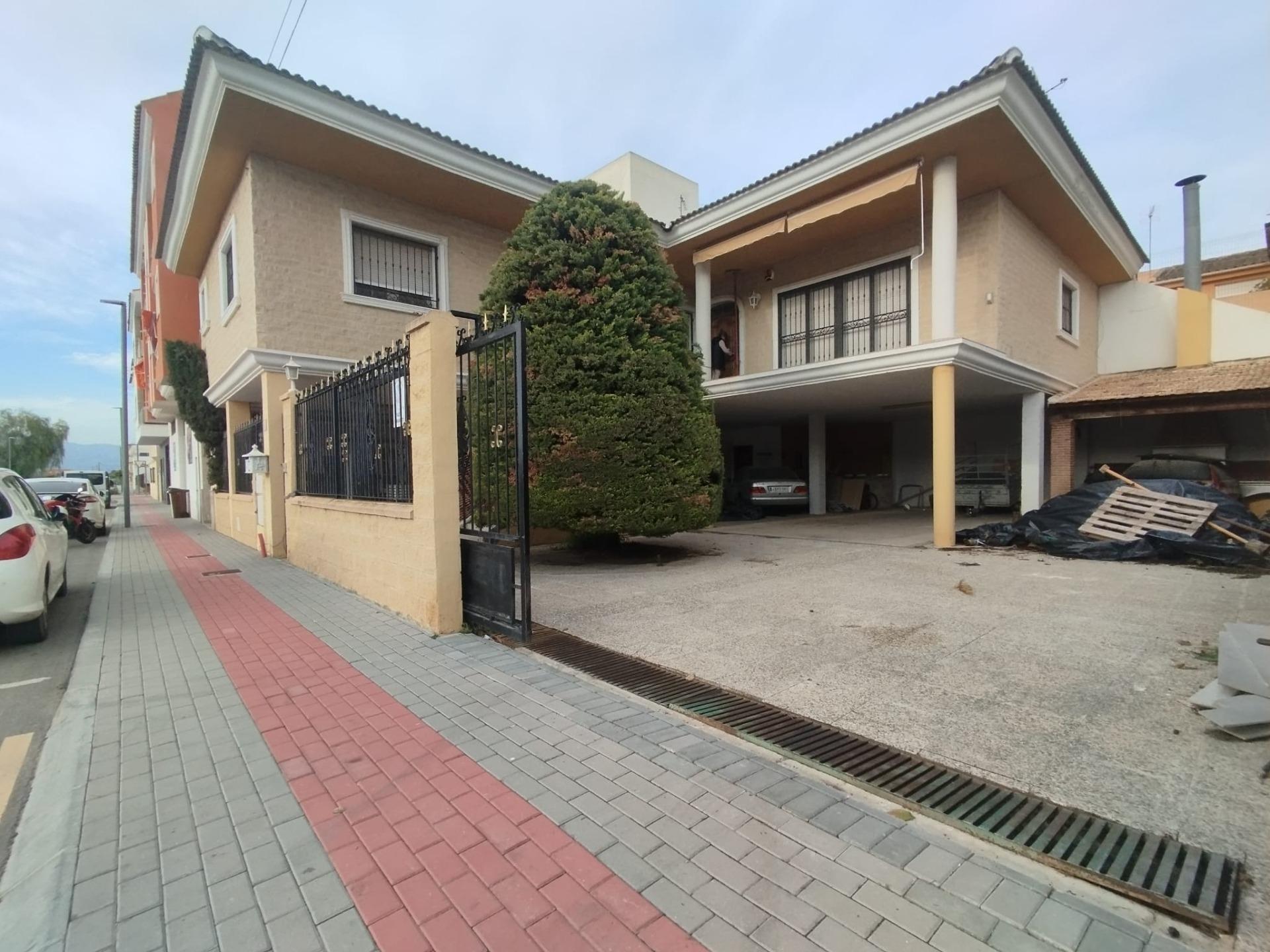 Magnífica vivienda independiente ubicada en una de las mejores zonas de Dolores.